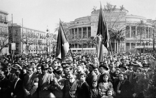 Manifestazione sicilianista in Piazza Ruggero Settimo a Palermo.